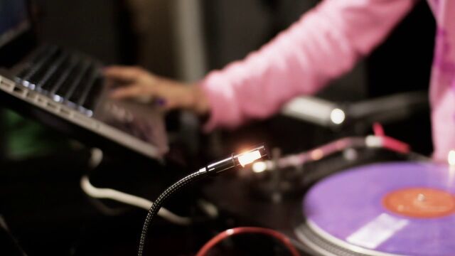 When Surfing meets Music: Elisa Do Brasil X Amandine Sanchez…