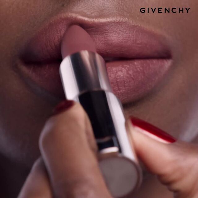 LE ROUGE SHEER VELVET - Le rouge à lèvres matte à l’effet floutant qui offer 12 heures de tenue et de comfort.​ GIVENCHY - Rouge Safran - P084938