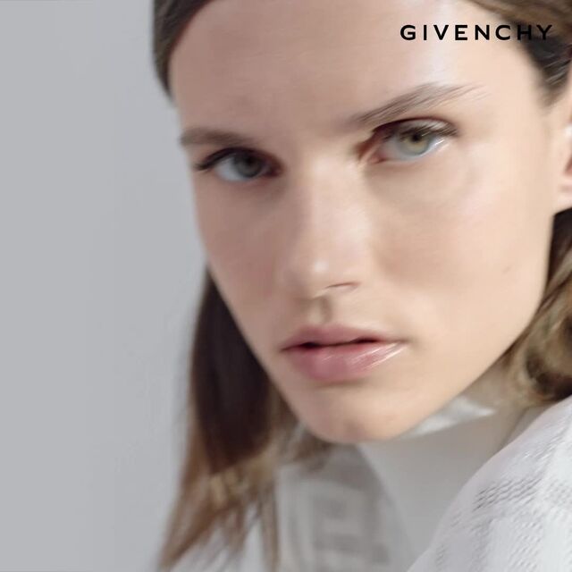 GIVENCHY PRISME LIBRE SKIN-CARING MATTE - Матирующее тональное средство от Givenchy обеспечивает нежное матовое покрытие и бережно заботится о коже лица. GIVENCHY - P090401