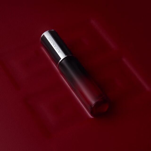 LE ROUGE INTERDIT CREAM VELVET - Le nouveau rouge à lèvres liquide mat à la texture fouettée offrant 12 heures de couleur intense et de confort. GIVENCHY - L'interdit - P083829